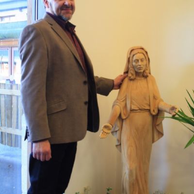 Mike Painter and the completed carving
